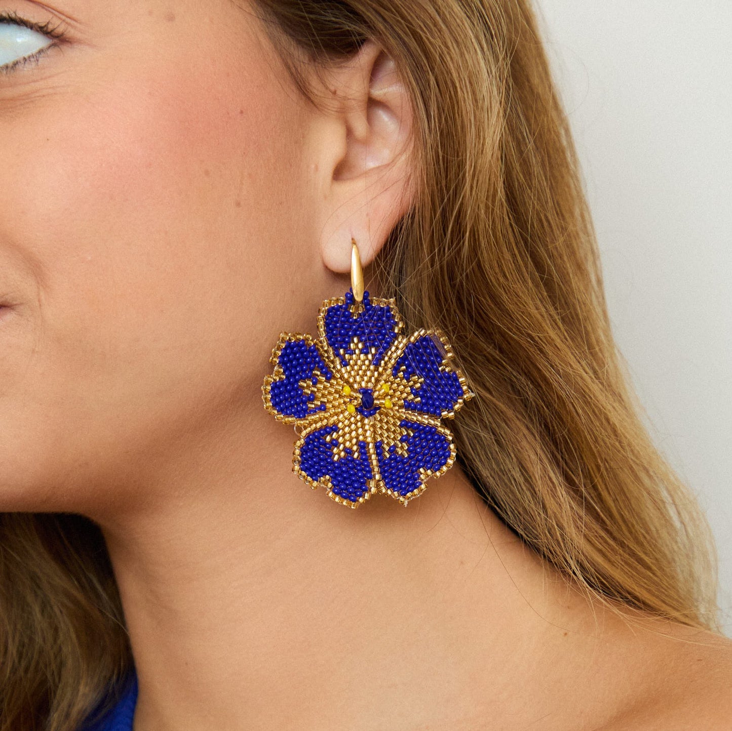 FLOWER EARRING DARK BLUE