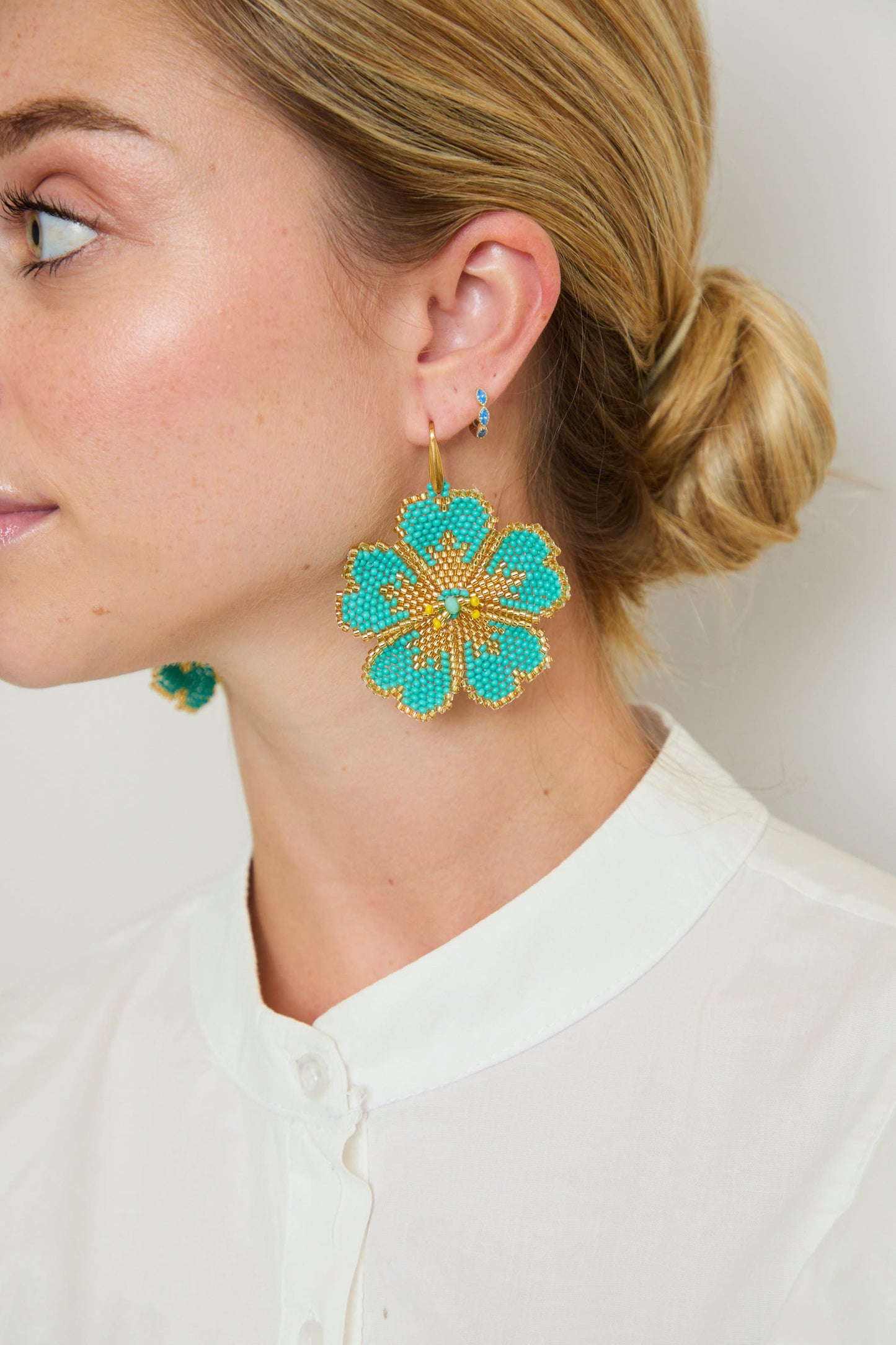 FLOWER EARRING LIGHT BLUE