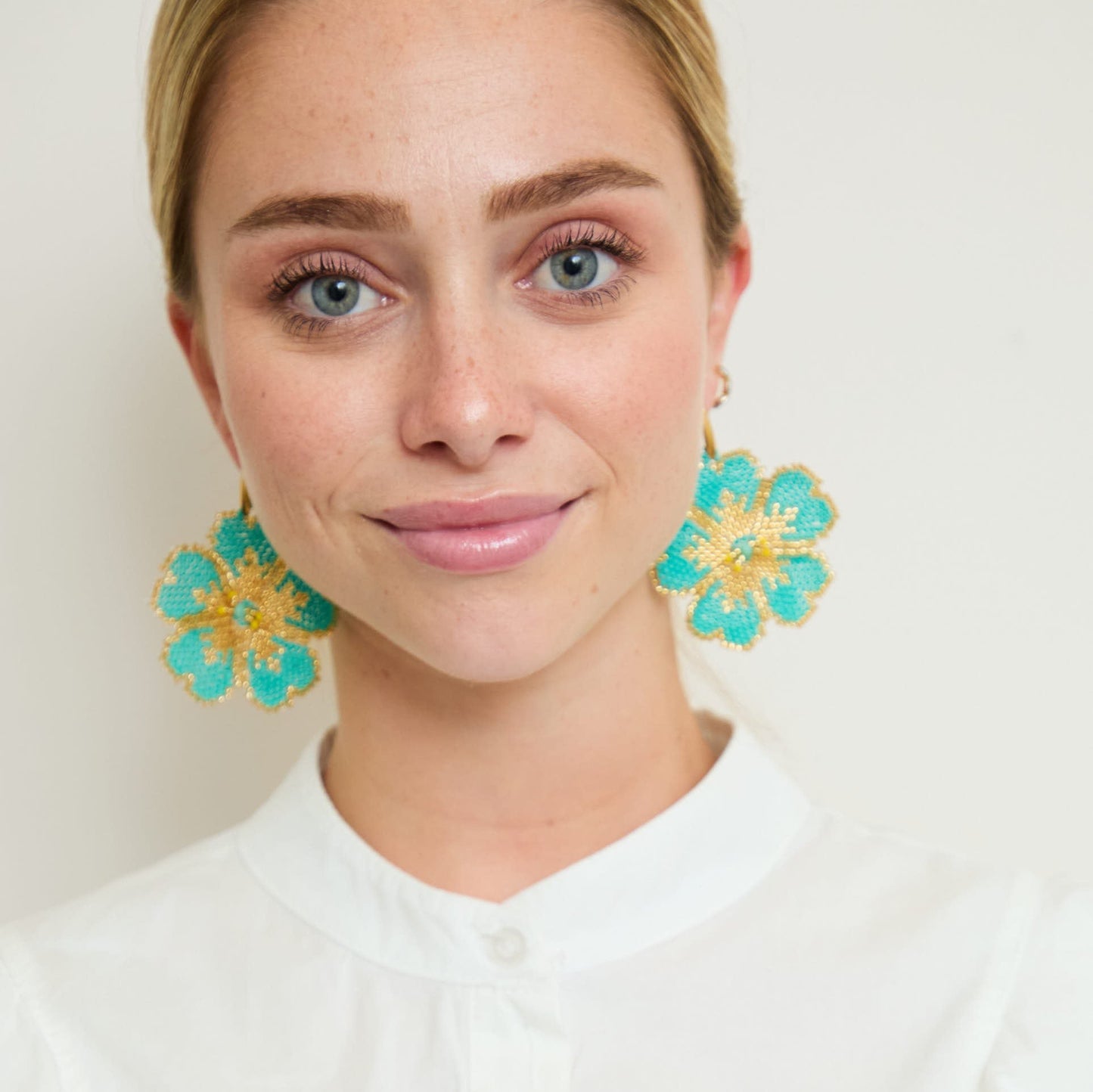 FLOWER EARRING LIGHT BLUE